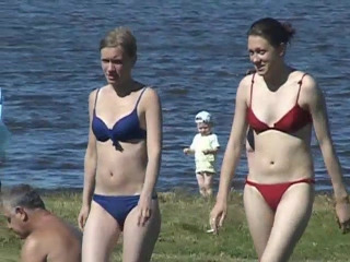 Two babe in bikini in a candid video